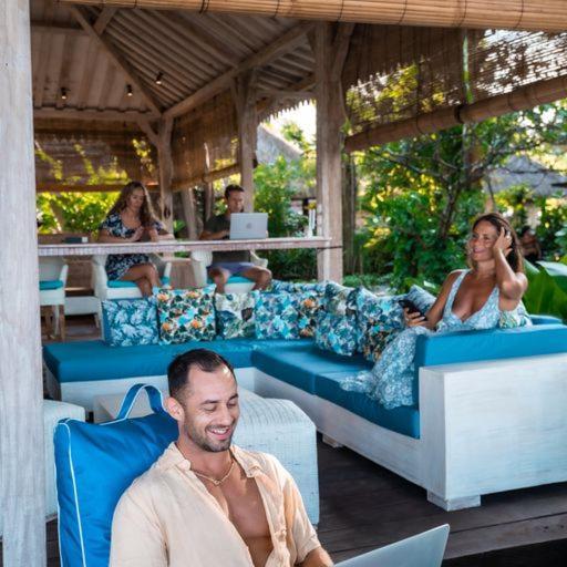 Cili Emas Oceanside Resort Теджакула Екстериор снимка