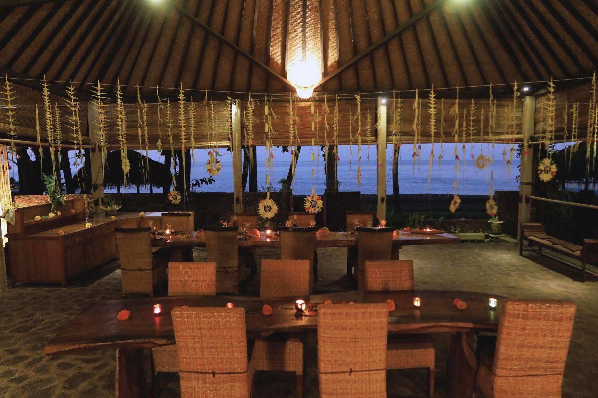 Cili Emas Oceanside Resort Теджакула Екстериор снимка