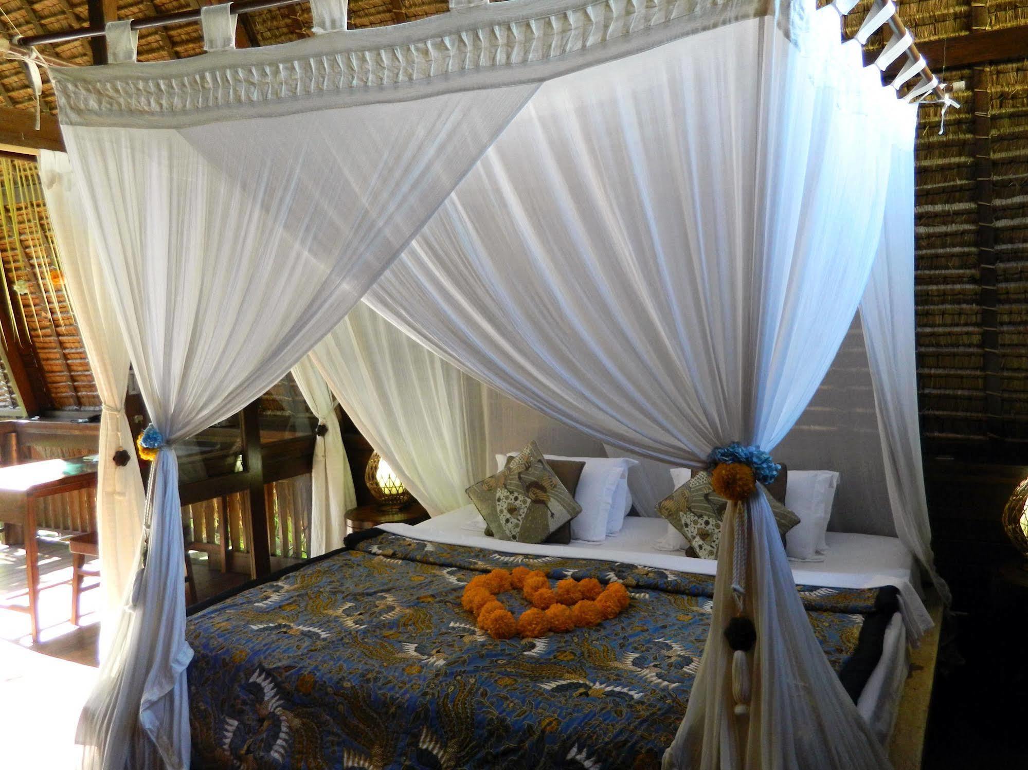 Cili Emas Oceanside Resort Теджакула Екстериор снимка