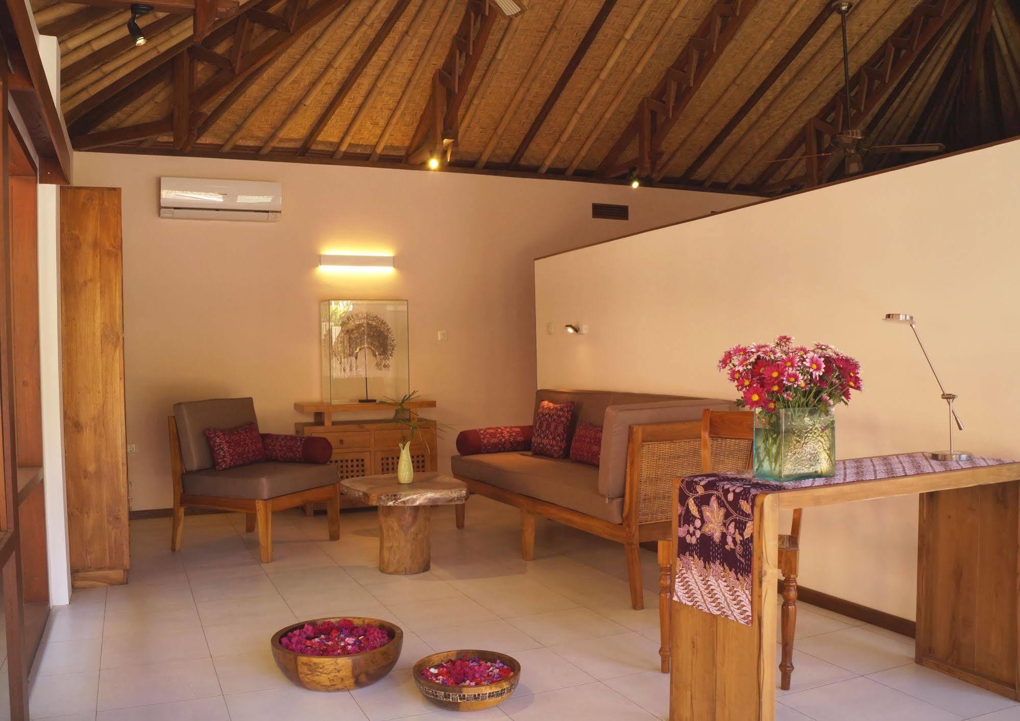 Cili Emas Oceanside Resort Теджакула Екстериор снимка