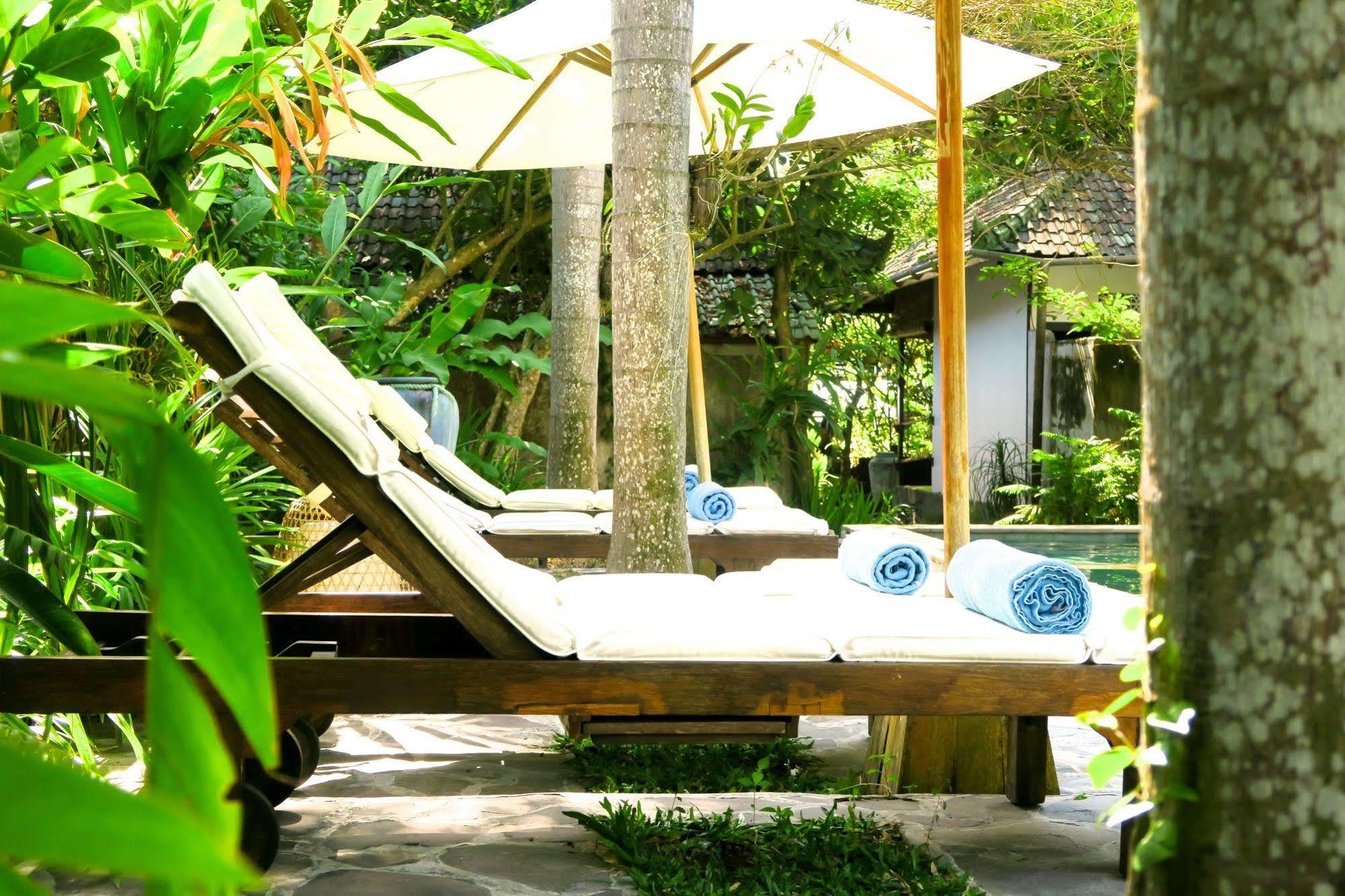 Cili Emas Oceanside Resort Теджакула Екстериор снимка