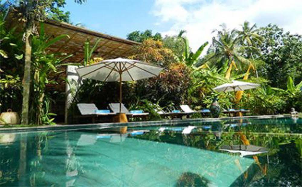 Cili Emas Oceanside Resort Теджакула Екстериор снимка