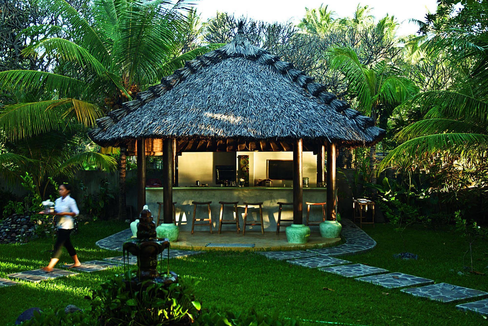 Cili Emas Oceanside Resort Теджакула Екстериор снимка