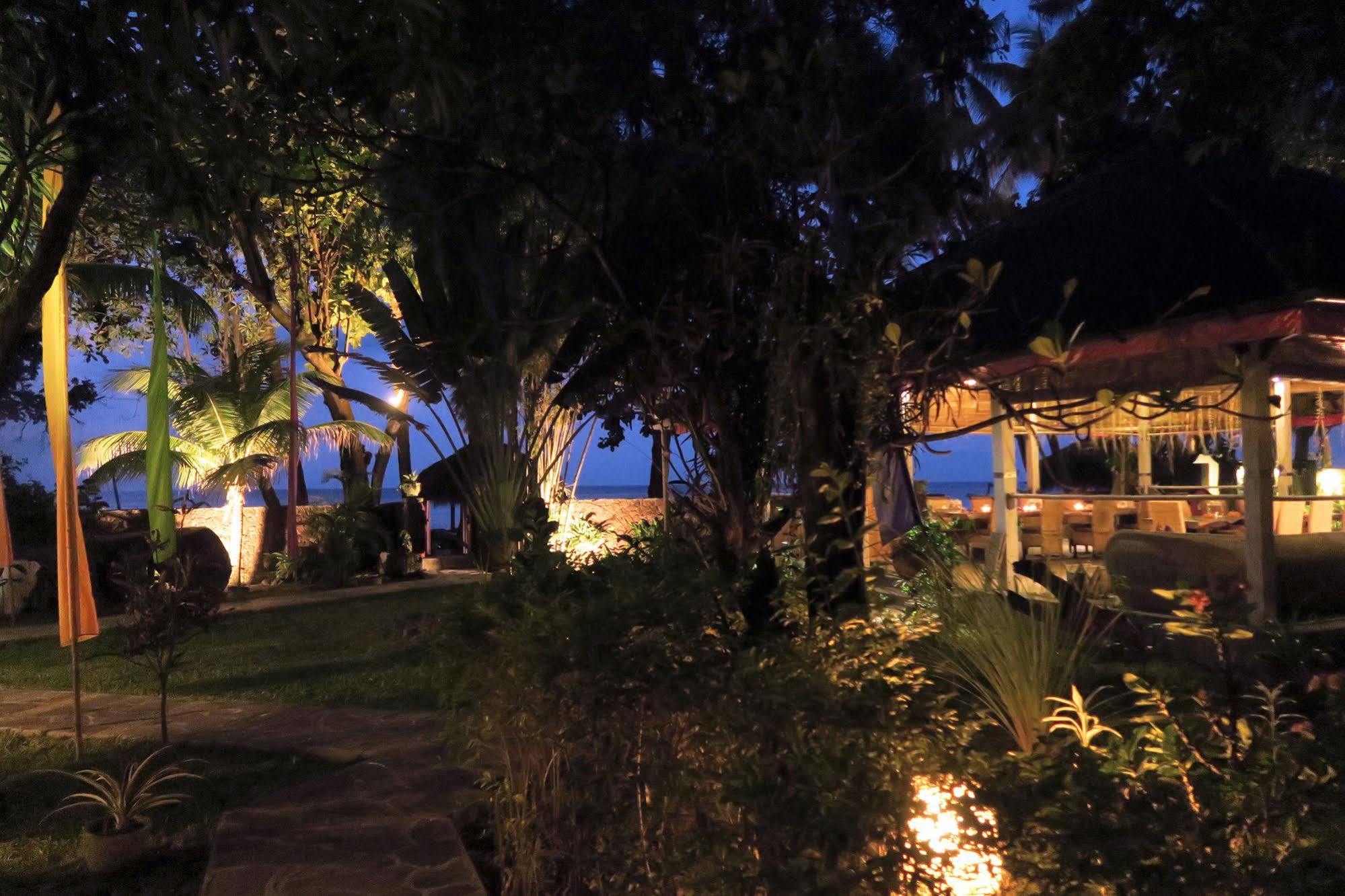 Cili Emas Oceanside Resort Теджакула Екстериор снимка